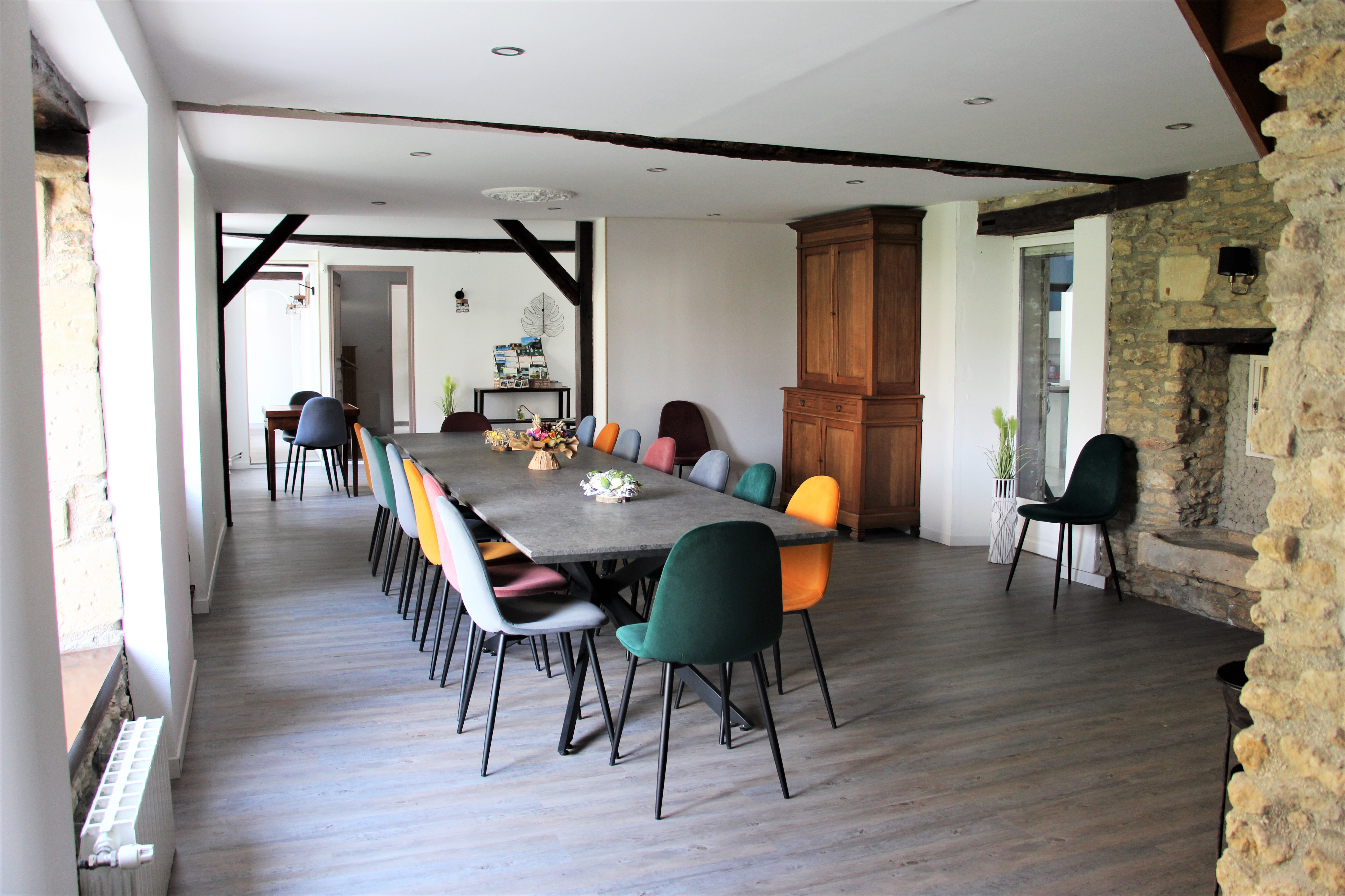 Une salle à manger et un grand salon