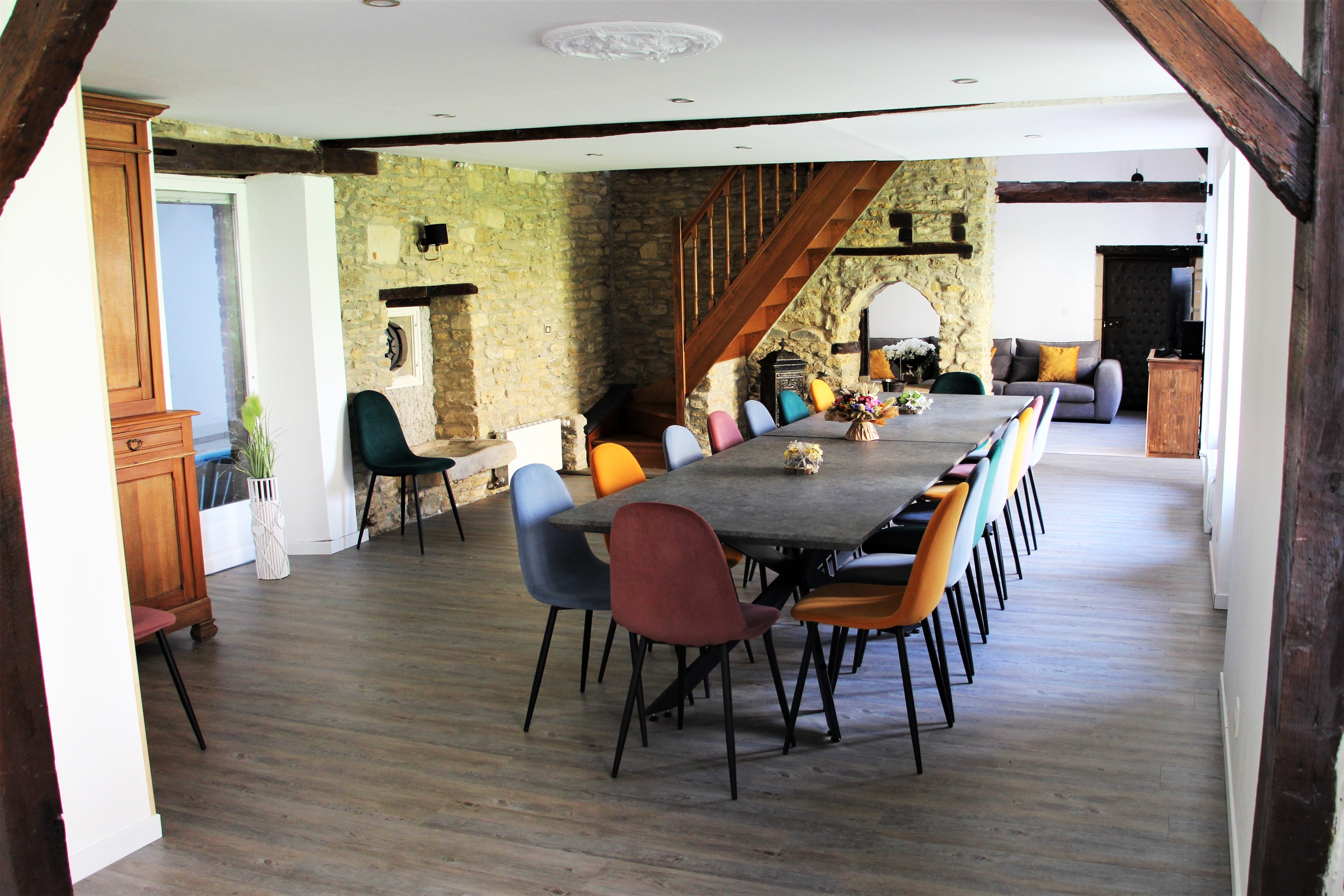 Une salle à manger et un grand salon