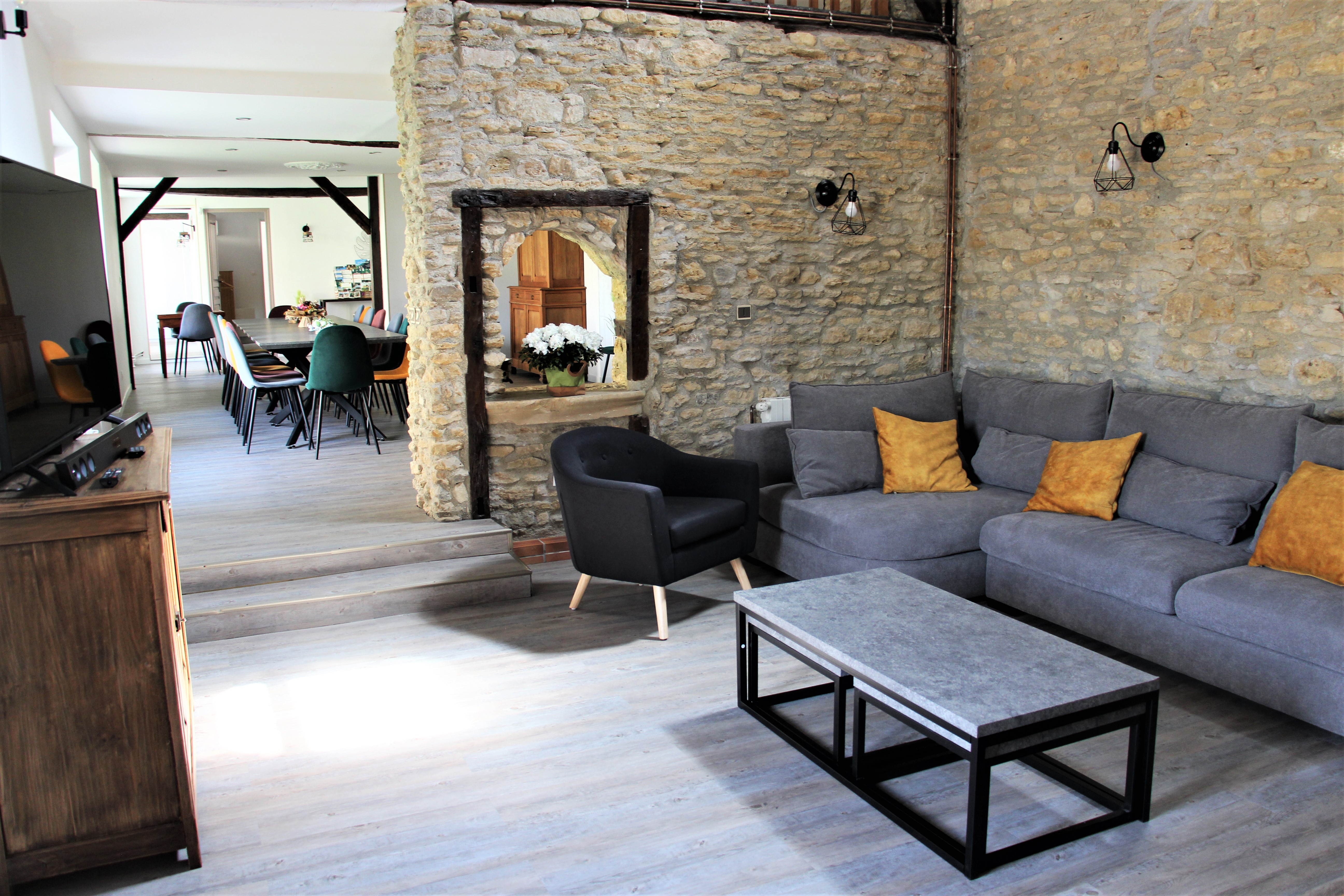 Une salle à manger et un grand salon